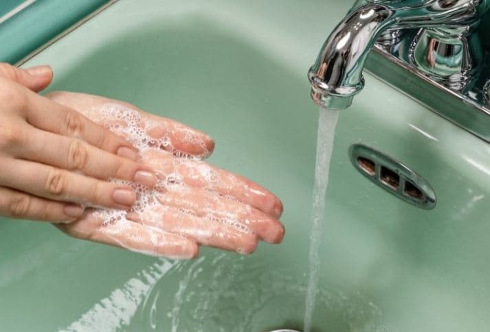 Duhet të lani duart pasi të keni prekur këto gjëra