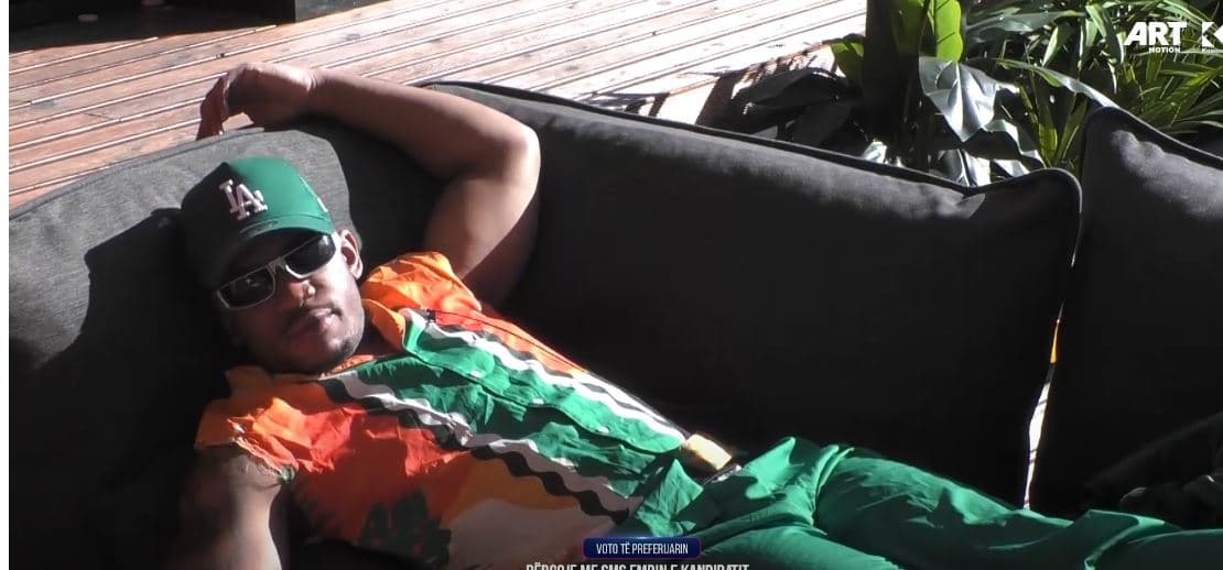 "Oooo kështu n'kala s'bashku të rrina", Domeniku ia thotë këngës (VIDEO)