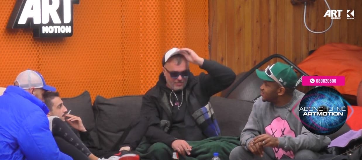 Njëri prej banorëve e paralajmëron Domenikun: Kujdes me Santianën (VIDEO)