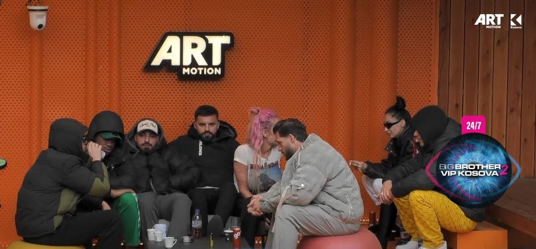 Edona e dëgjon duke gërhatur Lumbardhin, e kap për gishti të këmbës (VIDEO)