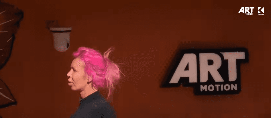 Edona e revoltuar me banorët që gërrhasin, kapet me Azemin (VIDEO)