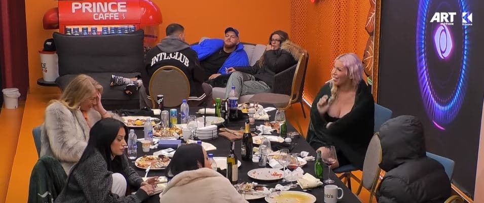 Edona tregon preferencat e saj në muzikë, ja cilët këngëtarë i pëlqejnë asaj (VIDEO)