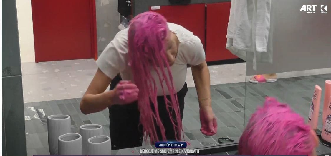 E bën edhe këtë Edona, flokët i lyen krejt "pink" (VIDEO)