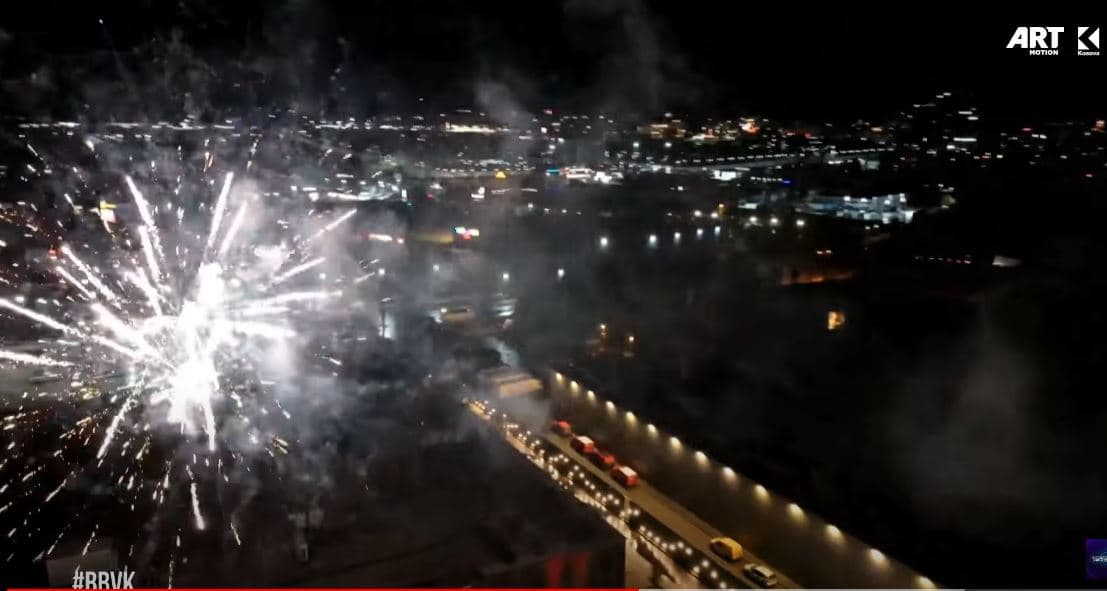 Fishekzjarre për ditëlindjen e Lumbardhit, ndriçohet qielli mbi Klan Arena (VIDEO)