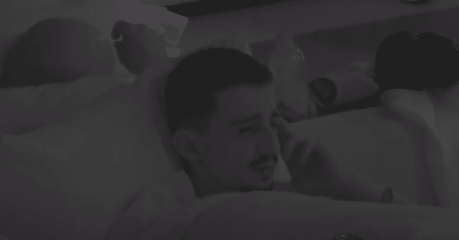 Gania i mërzitur në shtrat, i rrjedhin lotët (VIDEO)