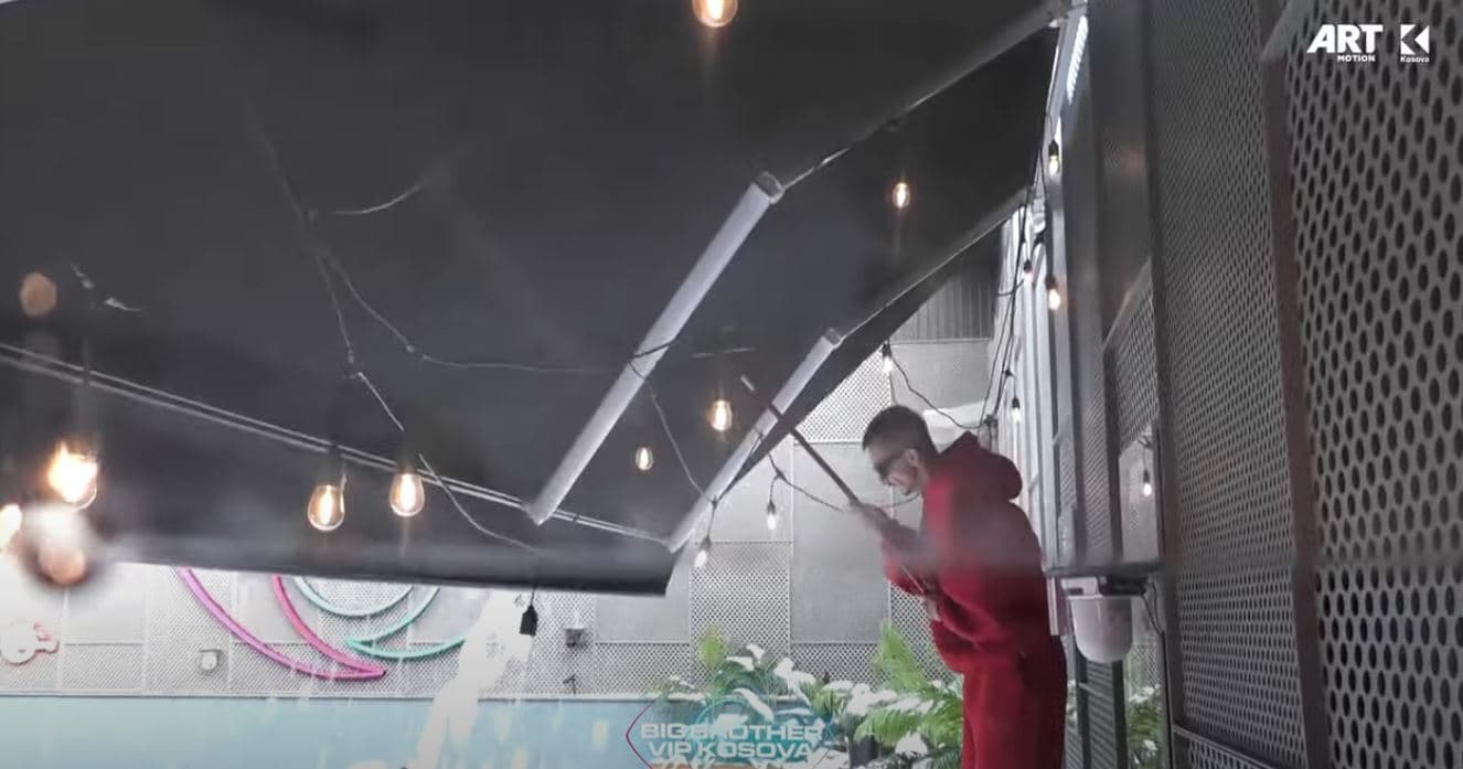 Gani Gërmia e largon borën nga tenda (VIDEO)