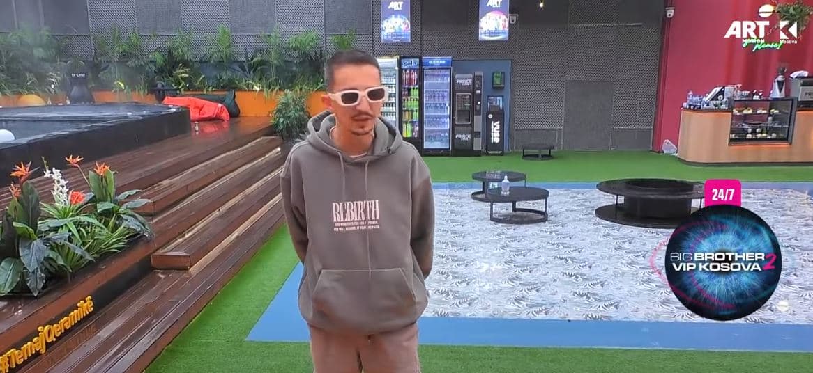 Gania në rolin e kamarierit, iu bënë hyzmet banorëve (VIDEO)