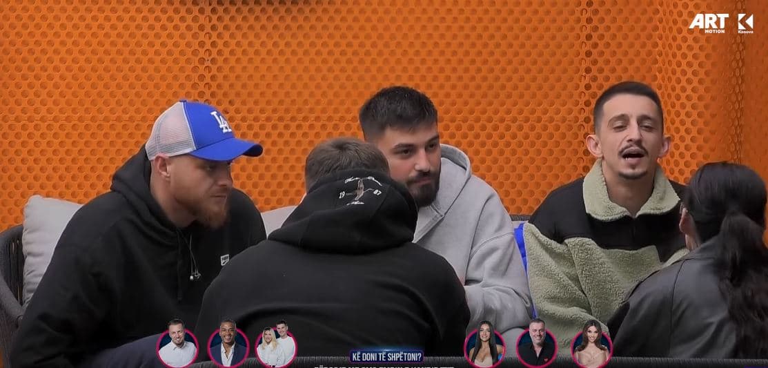 Gania flet për ish të dashurën e këndon një këngë turke që ia kujton atë (VIDEO)