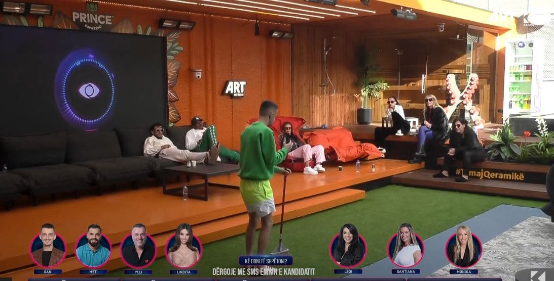 Gania në humor të mirë, fshin oborrin e diskuton pak me gratë (VIDEO)
