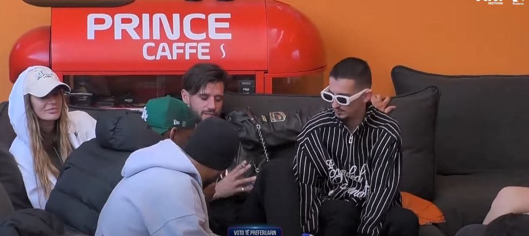 Pas puthjes së parë, Ganiu e pyet çiftin - "nëse duan dhomë të veçantë të gjumit?" (VIDEO)
