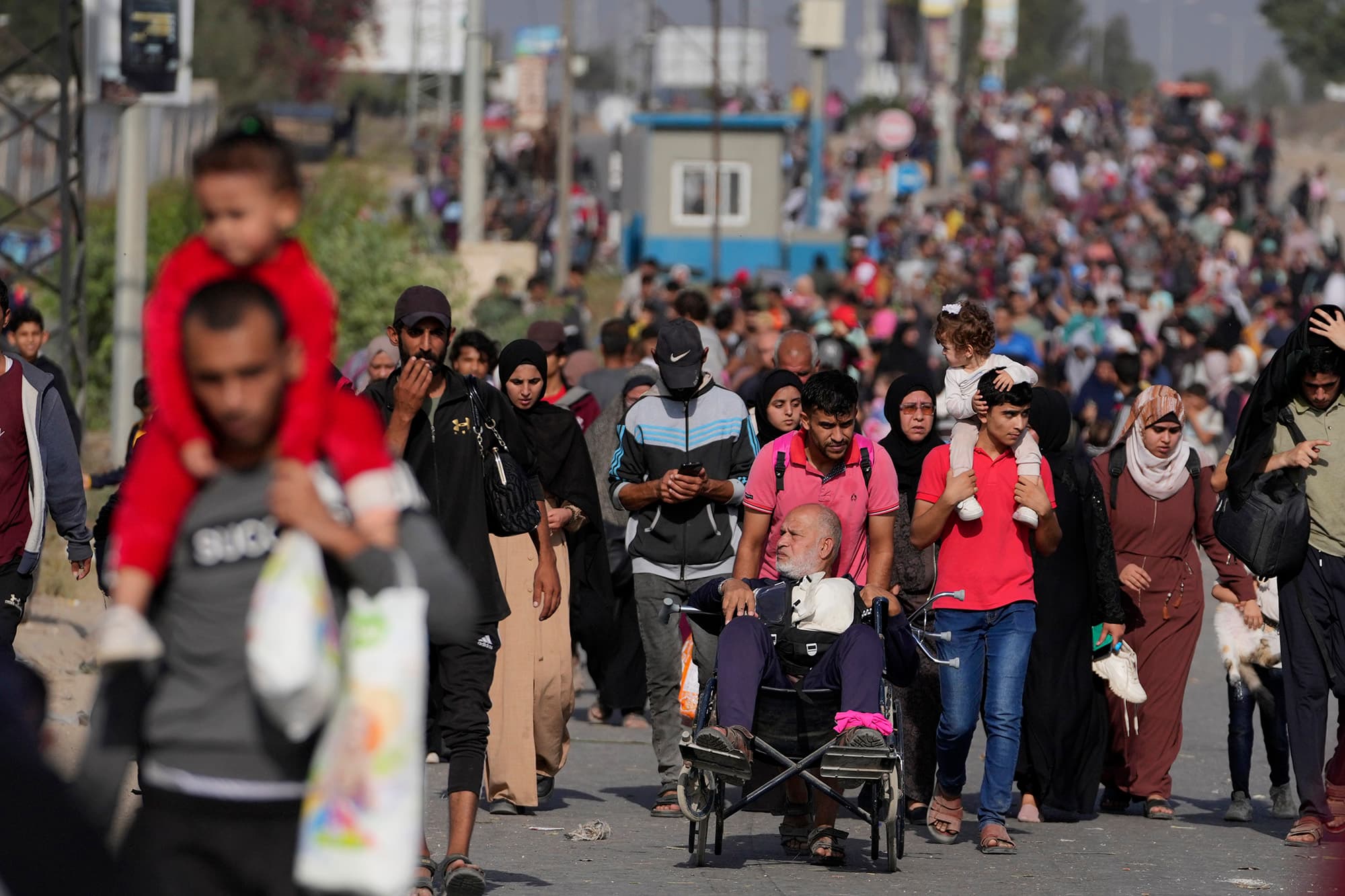 Palestinezët që ikën në jug përshkruajnë situatën e rëndë në Gaza: Asgjë s’ka mbetur - ka kufoma kudo