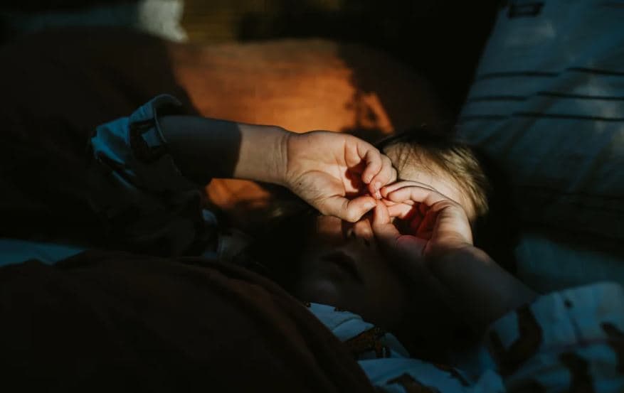 A janë disa fëmijë të predispozuar gjenetikisht për një gjumë të dobët?