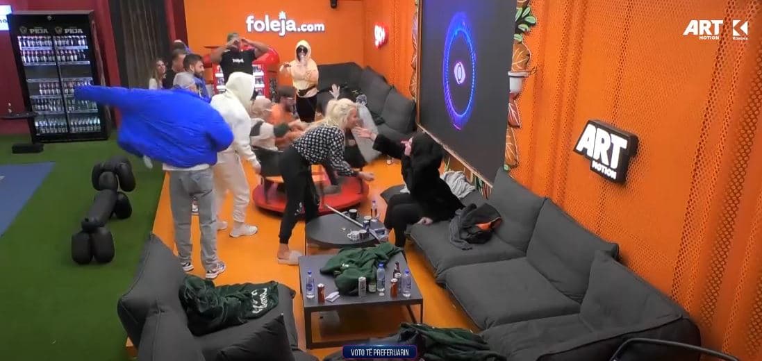 U mbaroi 'Sfida e Buxhetit', banorët gëzohen kur bie gongu (VIDEO)