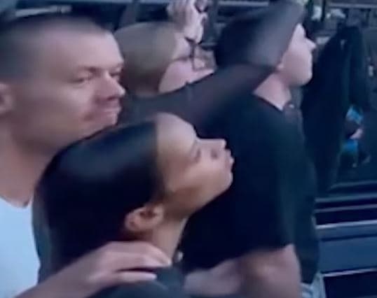 Harry Styles shfaq stilin e ri të flokëve gjatë koncertit të U2