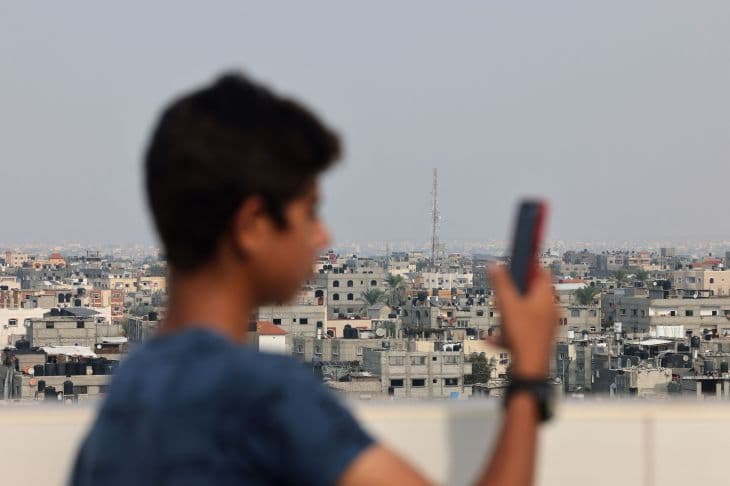 Shërbimet e internetit dhe telefonisë kthehen pjesërisht në disa pjesë të Gazës