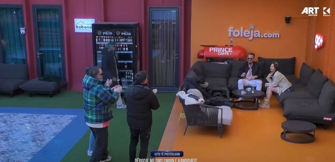 "O më i miri", banorët ia këndojnë Bleros nominimin (VIDEO)