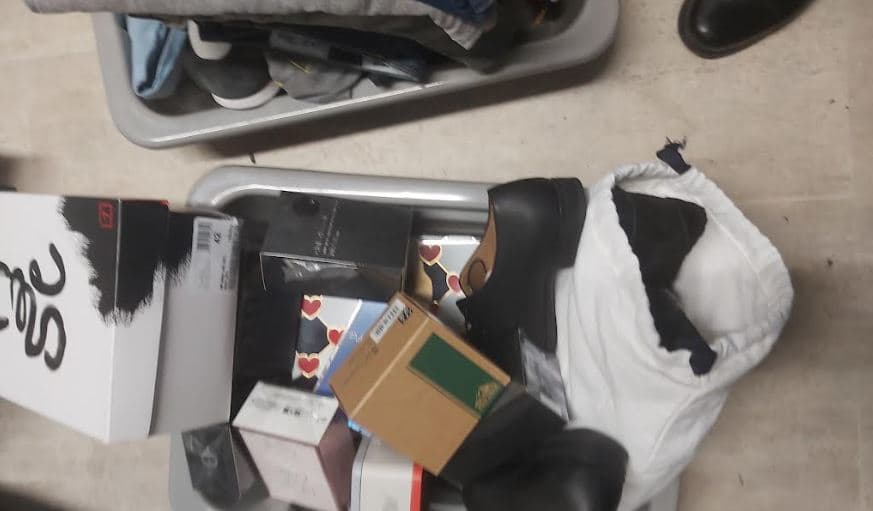 Merdare: Policia tek një veturë me targa serbe gjen mallra të kontrabanduar