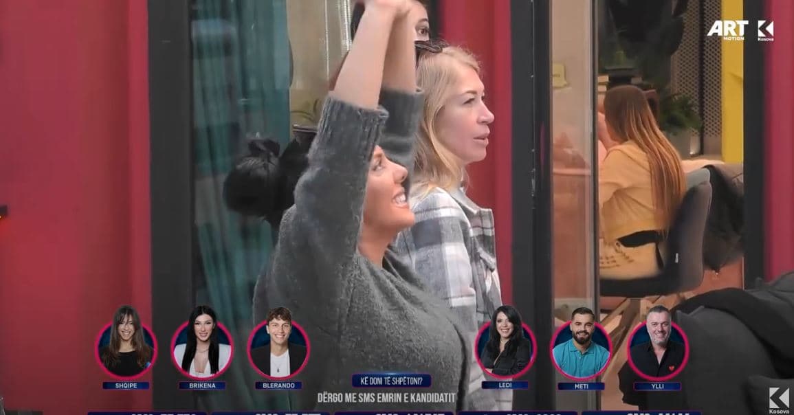 Emocionohet Ledi, një paragllajdë shfaqet në qiell - mban emrin e saj (VIDEO)