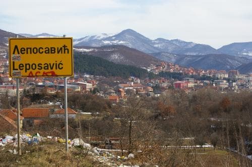 Dy vetë të paautorizuar ndërruan disa shenja të trafikut në Leposaviq