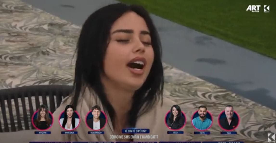 Linda me zërin e saj unik, i magjeps banorët (VIDEO)