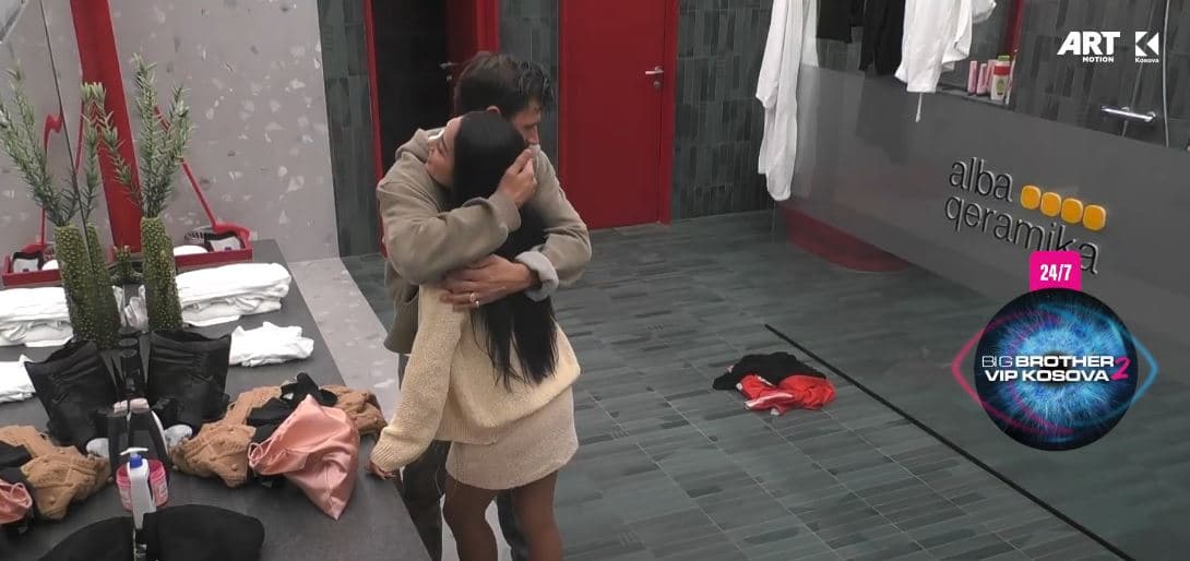 Lumbardhi përqafon Albën dhe flasin shumë gjëra bashkë në banjo (VIDEO)