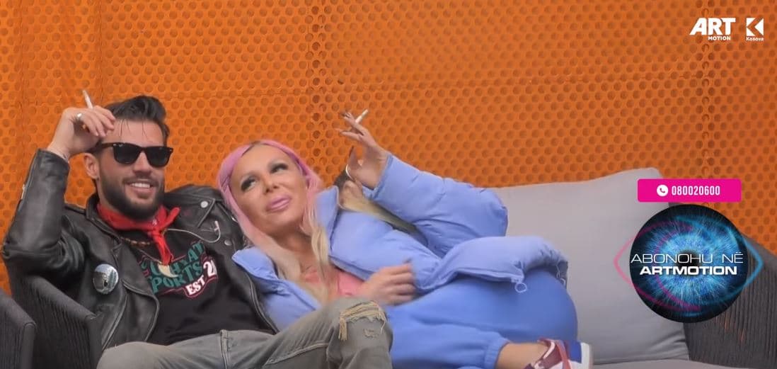 Edona dhe Lumbardhi gjithmonë e më afër, qëndrojnë të përqafuar në oborrin e shtëpisë (VIDEO)