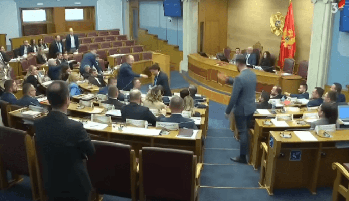 Në Parlamentin e Malit të Zi gati pati përleshje, debatojnë ashpër Abazoviq e Zirejoviq (VIDEO)