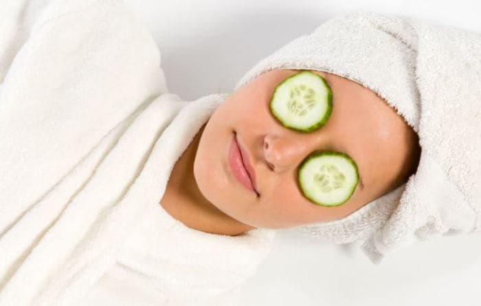 5 produkte ushqimore që mund të zvogëlojnë qeskat poshtë syve tuaj