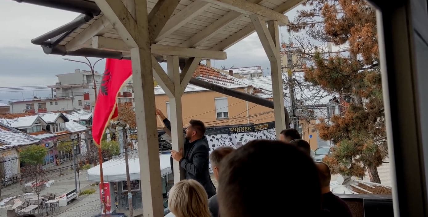 Lutfiu e ngrit flamurin kombëtar në Bujanoc për nder të 28 Nëntorit (VIDEO)