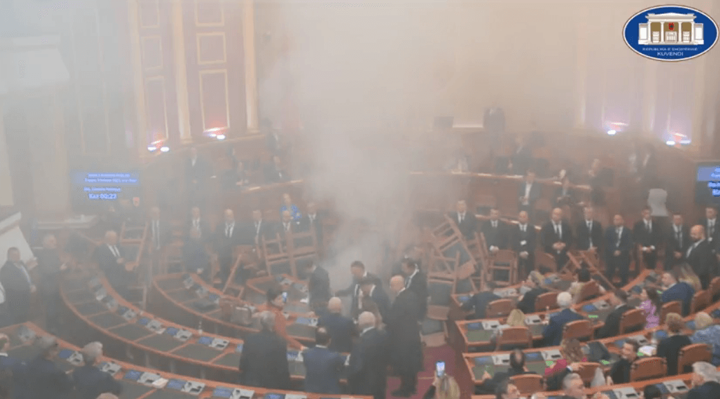 Karrige e tym nga gazi lotsjellës, sërish kaos në Parlamentin e Shqipërisë