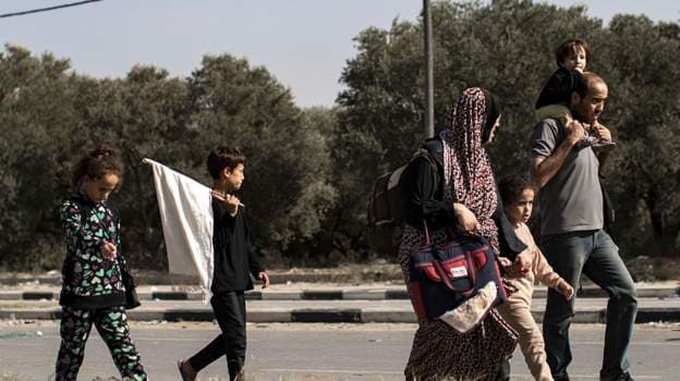 Pamje të palestinezëve të të gjitha moshave duke ikur nga veriu i Gazës (FOTO)