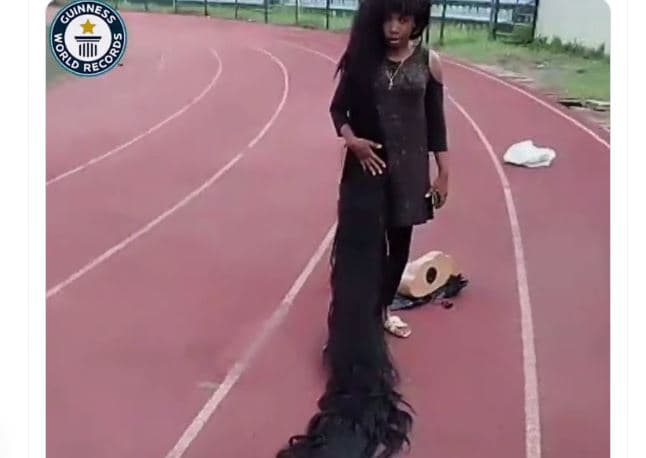 Gruaja nigeriane krijon paruken më të gjatë në botë (VIDEO)