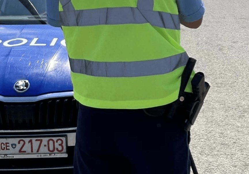 Arrestohet një person pasi sulmoi dy zyrtarë policorë