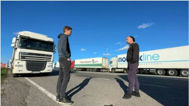 Kamionistët ukrainas kanë ngecur teksa kompanitë polake të transportit bllokojnë kalimet kufitare