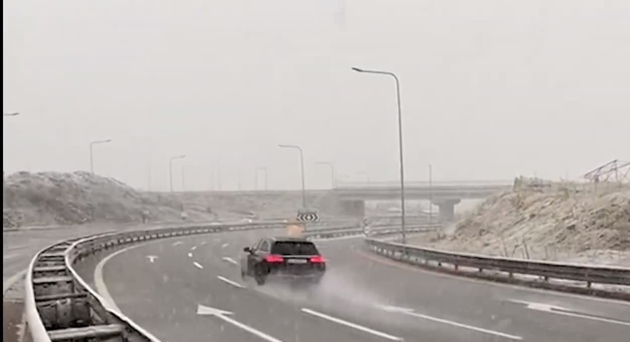 Bora vështirëson qarkullimin në Rrugën e Kombit