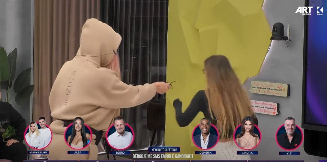 Santianës ia lëshojnë një merimangë gome, ky është reagimi i saj (VIDEO)