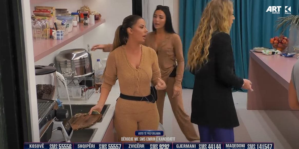 Monika me theks gjakovar, shtrembëron Santianën (VIDEO)