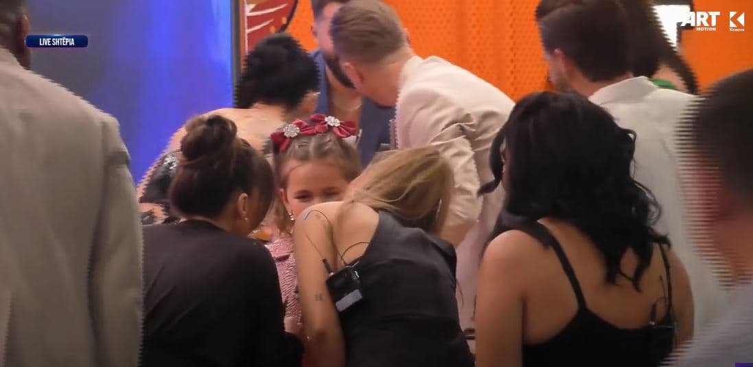 Të gjithë banorët dalin për t'i takuar fëmijët e Metit, shumë emocione (VIDEO)