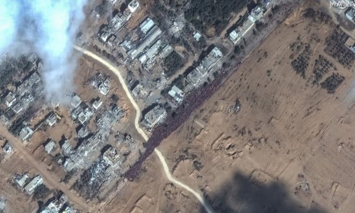 Pamjet satelitore tregojnë turmat që përpiqen të evakuohen në jug të Gazës