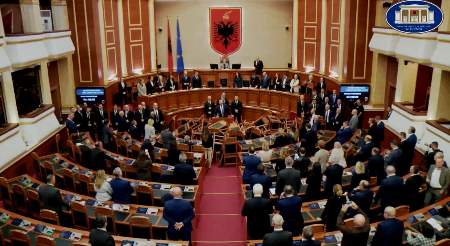 Opozita në Shqipëri i rrëzon karriget dhe lëshon tymuese në seancë të Kuvendit