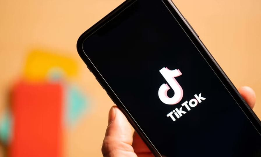 Fier: Ndalohen prindërit që dyshohet se abuzonin seksualisht me fëmijën e tyre 2-vjeçar – videot i postonin në TikTok