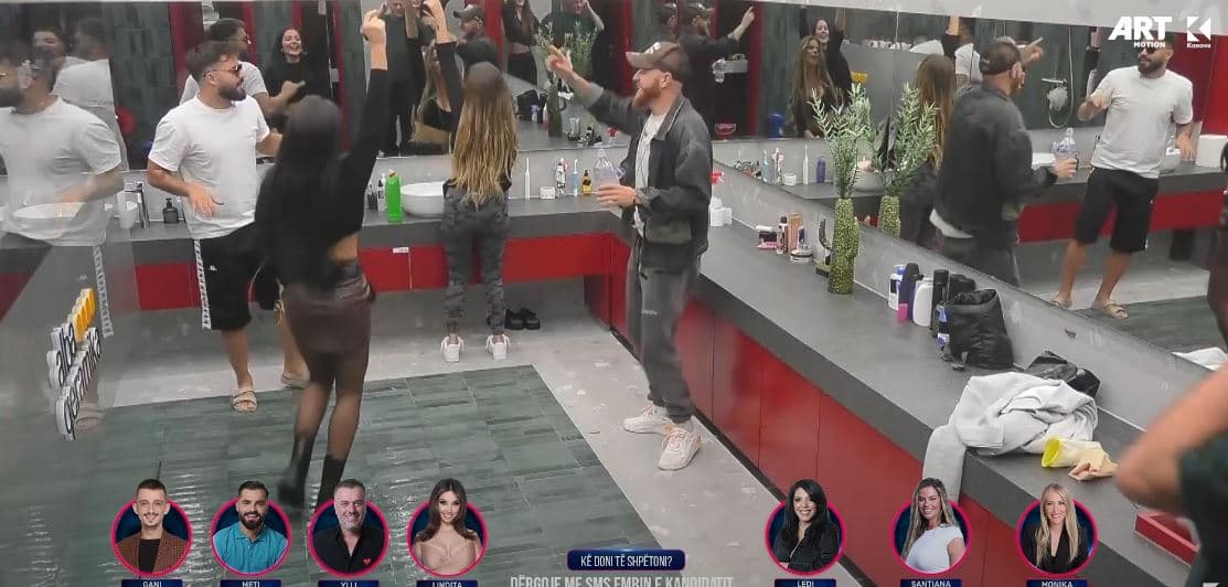 Banorët bëjnë atmosferë edhe në banjo, fshijnë e këndojnë (VIDEO)