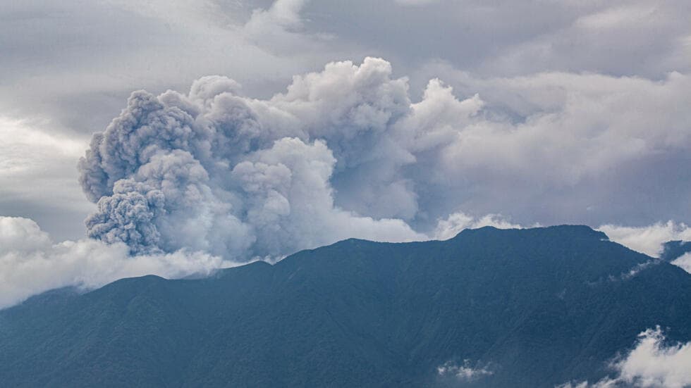 Gjenden 11 alpinistë të vdekur nga shpërthimi i vullkanit në Indonezi