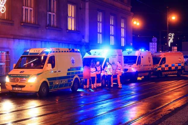 Policia dhe ambulanca në vendngjarje në Pragë (FOTO)