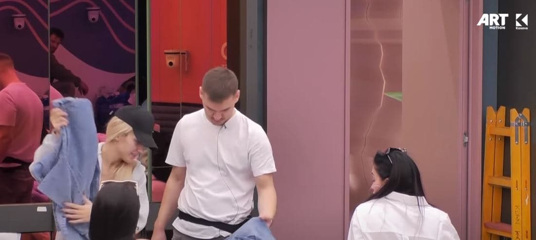 “Nuk paskam pasur shoqëri”, Adri i mërzitur që nuk i sollen asnjë dhuratë atij, por vetëm Ilirianës (VIDEO)