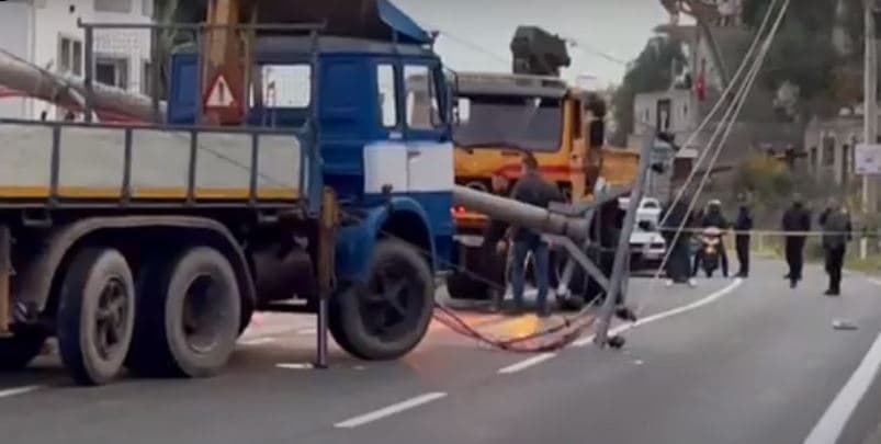 Shkodër: Makina përplaset në shtyllë, lëndohen tre persona