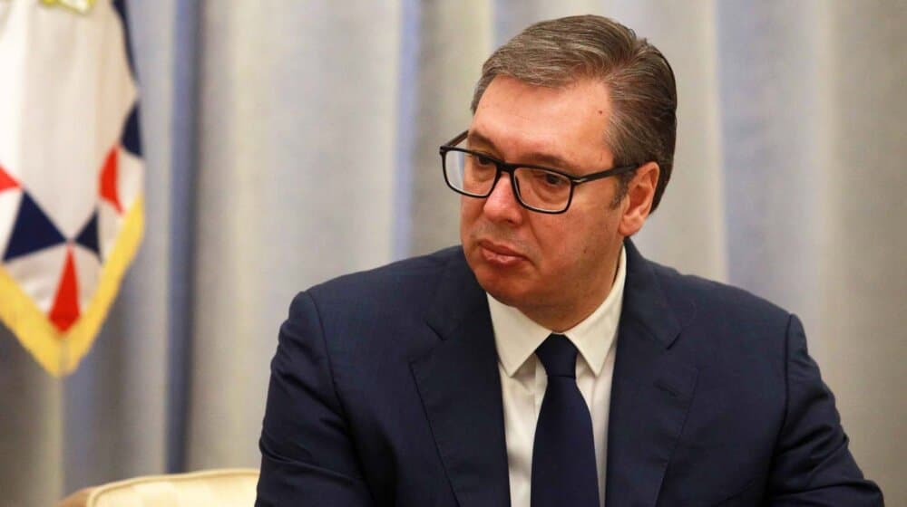 Vuçiq proteston te Perëndimi për urat në Mitrovicë