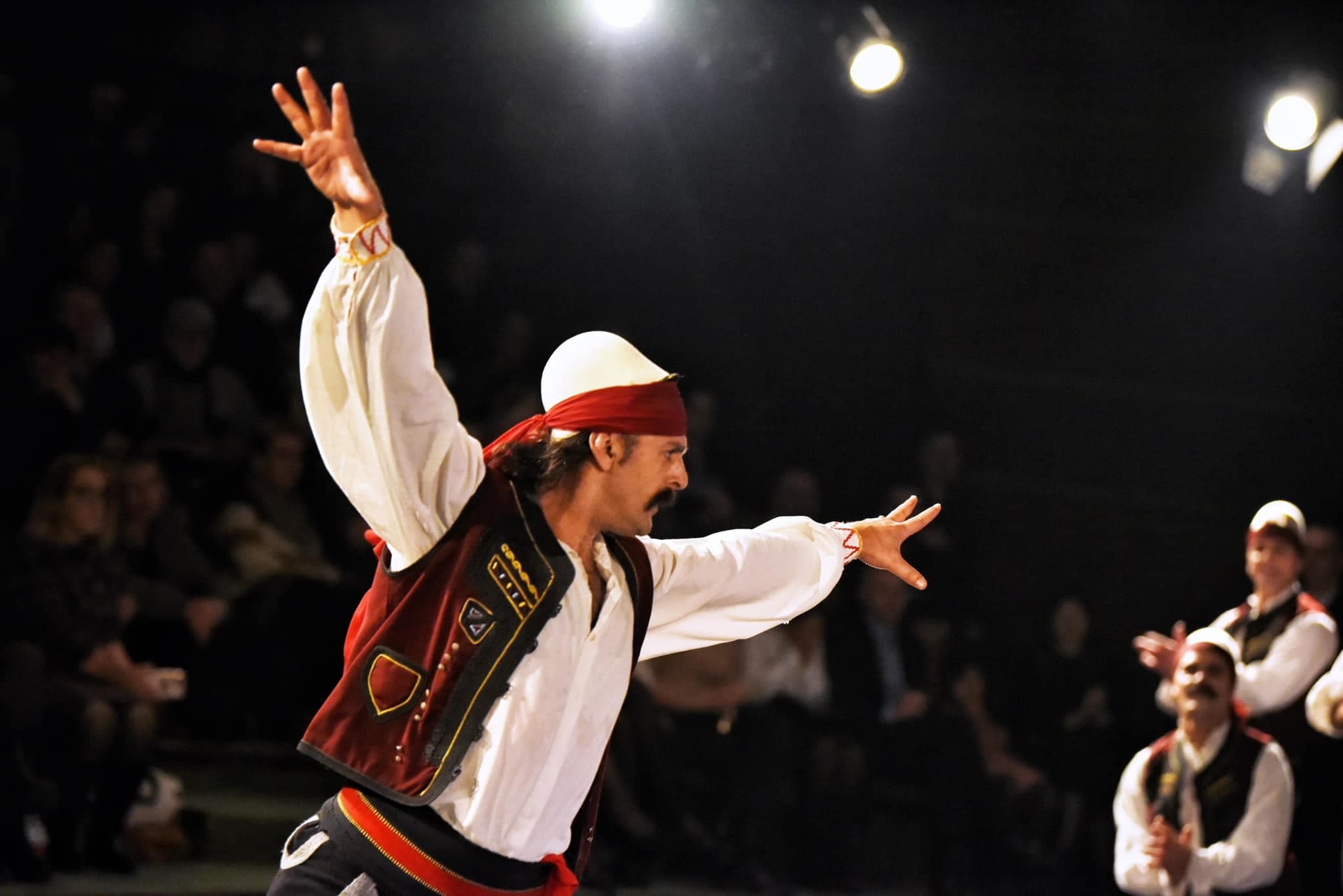 Ansambli "Shota" festoi fundvitin me këngë e valle të bukura tradicionale