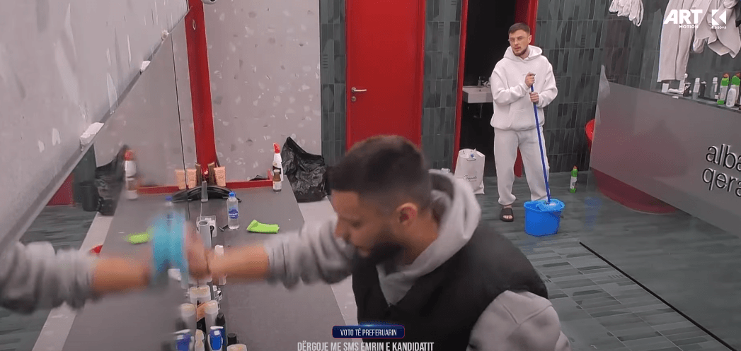 "Si urimet e vitit 2000", Ardi ironizon me përmendjen e anëtarëve të familjes në debate (VIDEO)