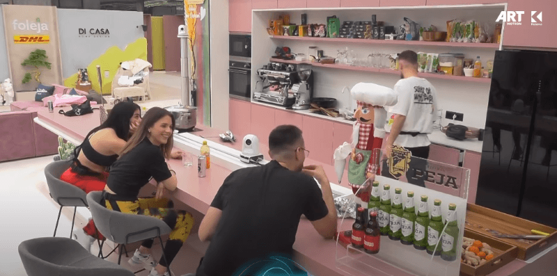 "U bë e mirë sot", Ardi ngacmon Shqipen pasi ajo po tregohet e kujdesshme (VIDEO)